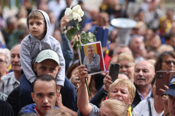 aproape 100 de amenzi la protestele sustinatorilor lui calin georgescu de la arestul central au fost intocmite patru sesizari penale 6ac368c990295