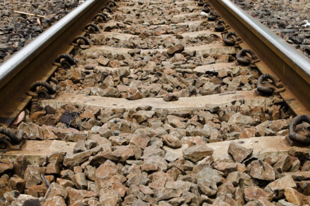 barbat de 73 de ani accidentat mortal de tren in zona statiei brazi traficul feroviar oprit pe m300 6ac11dda94584