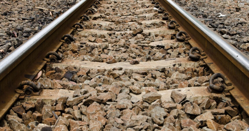 barbat de 73 de ani accidentat mortal de tren in zona statiei brazi traficul feroviar oprit pe m300 6ac11dda94584
