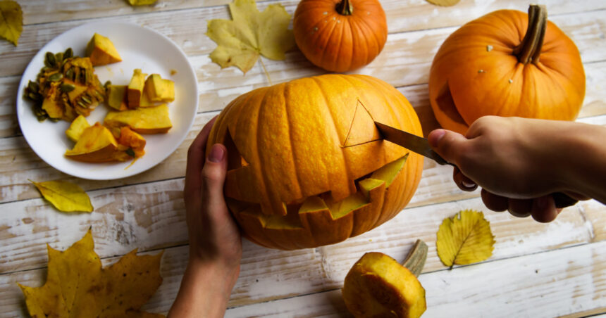 cele mai cunoscute traditii si obiceiuri de halloween de ce se sculpteaza dovleci si ce inseamna trick or treat 6ae59ab19f0a0