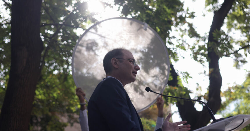 cum raspunde luca niculescu intrebat daca isi va depune mandatul inainte de votul in parlament 6ac9d2c3074a2