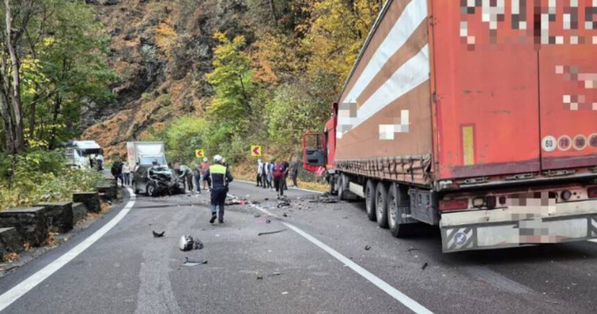 foto trafic rutier blocat pe valea oltului in urma unui accident rutier o persoana incarcerata 6ada31616f978
