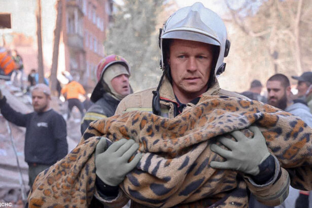galerie foto bilantul dupa ziua lui putin valuri de rachete si drone 32 de morti dintre care cinci copii intr o cladire rezidentiala din priluki 6ac74129aa803