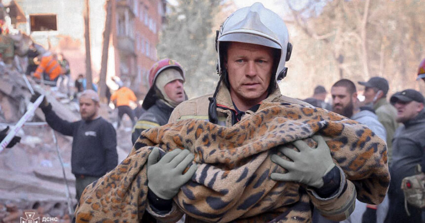 galerie foto bilantul dupa ziua lui putin valuri de rachete si drone 32 de morti dintre care cinci copii intr o cladire rezidentiala din priluki 6ac74129aa803