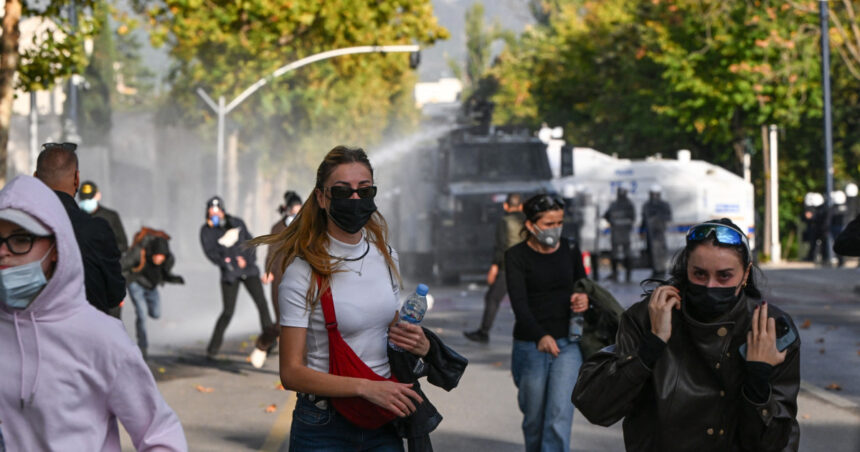 galerie foto proteste violente in albania politia a folosit gaze lacrimogene tunuri cu apa si gloante de cauciuc la tirana 6adcfae37df53