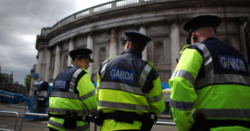 irlanda a expulzat 24 de romani condamnati pentru infractiuni grave ei au interdictia sa revina acolo in urmatorii 10 ani 6ad5e8803a3da