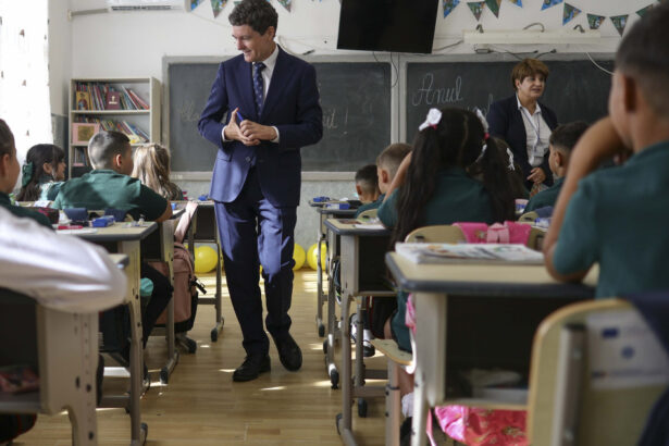 nicusor dan de ziua educatiei avem nevoie de profesionisti care sa educe tinerele generatii sa gandeasca critic 6ac35abccceca