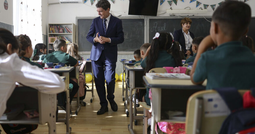nicusor dan de ziua educatiei avem nevoie de profesionisti care sa educe tinerele generatii sa gandeasca critic 6ac35abccceca