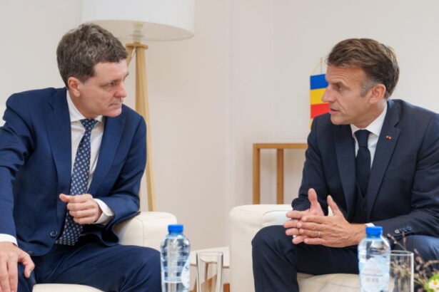 nicusor dan s a intalnit cu emmanuel macron i am transmis ingrijorarea fata de atacurile cu drone asupra navelor din marea neagra 6ad34fe2933ab