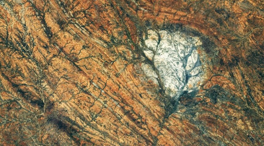 o formatiune uriasa de roca asemanatoare celei de pe luna se ascunde chiar pe pamant 6ad24536f4139