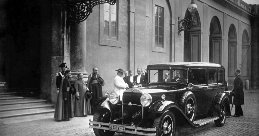 o suta de ani de istorie pe patru roti vaticanul expune colectia de papamobile ale suveranilor pontifi incepand din 1930 6ae305c1938ab