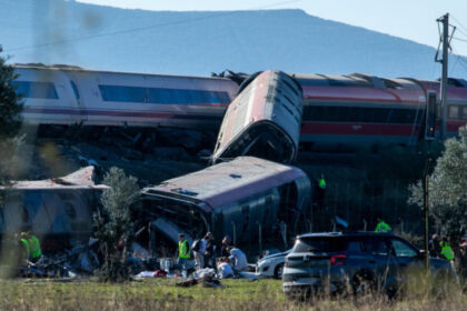 oamenii s au saturat soc si furie in spania in prima zi de doliu national dupa catastrofa feroviara soldata cu 74 de morti 6ae3996b7fc00
