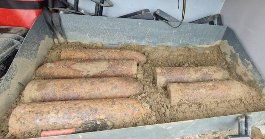 proiectile explozive de calibru 150 mm descoperite si ridicate de pirotehnistii isu iasi de pe traseul autostrazii a8 6ae4fca7d6971