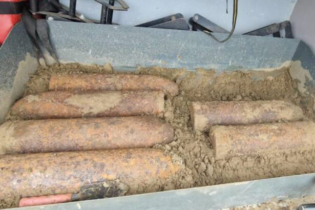 proiectile explozive de calibru 150 mm descoperite si ridicate de pirotehnistii isu iasi de pe traseul autostrazii a8 6ae4fca7e0bfe