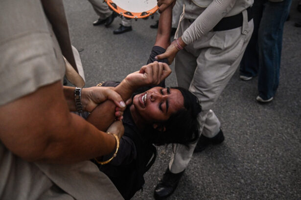 proteste tensionate in india trei jurnaliste acuza politistii de hartuire sexuala zeci de manifestanti au fost retinuti 6ac3576152fcf