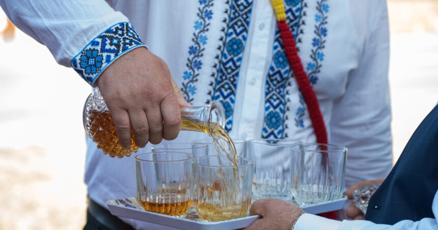 romanii vor putea produce pana la 200 de litri de tuica si palinca fara accize legea a fost promulgata de nicusor dan 6ada2ddc06a8a