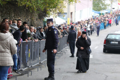scandal la sfanta parascheva mai multe persoane au incercat sa treaca in fata si au devenit recalcitrante amenzile date de jandarmi 6ace8c21e2d77