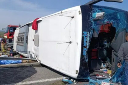 tragedie in turcia 11 morti si 27 de raniti dupa ce un autocar s a ciocnit cu un camion si s a rasturnat 6acb94c164351
