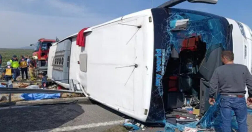 tragedie in turcia 11 morti si 27 de raniti dupa ce un autocar s a ciocnit cu un camion si s a rasturnat 6acb94c164351