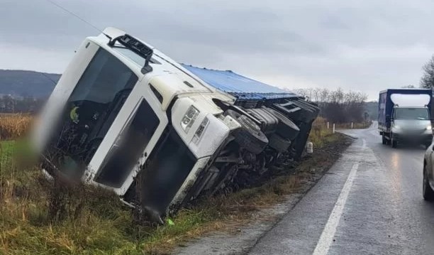 un autocamion incarcat cu floarea soarelui s a rasturnat la iesire din negureni 6abe708f74de6