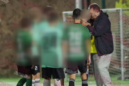 video caz revoltator la un meci de fotbal pentru juniori un copil a fost strans de gat de antrenor dupa o pasa gresita ce spune barbatul 6aca0e59c6e11
