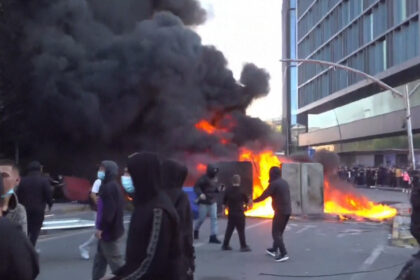 video incendiu la ministerul educatiei din albania in timpul protestelor studentilor politia intervine cu gaze lacrimogene si tunuri cu apa 6acf9ad3968cb