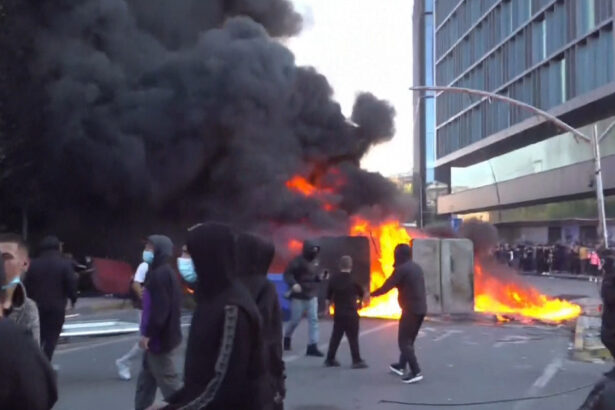 video incendiu la ministerul educatiei din albania in timpul protestelor studentilor politia intervine cu gaze lacrimogene si tunuri cu apa 6acf9ad3968cb