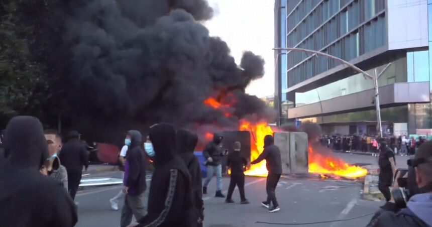 video incendiu la ministerul educatiei din albania in timpul protestelor studentilor politia intervine cu gaze lacrimogene si tunuri cu apa 6acf9ad3968cb