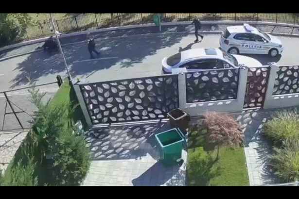 video momentul in care un barbat ii ameninta cu cutitul pe politisti in capitala agentii au scos armele din dotare 6ac0ccd31b8d3