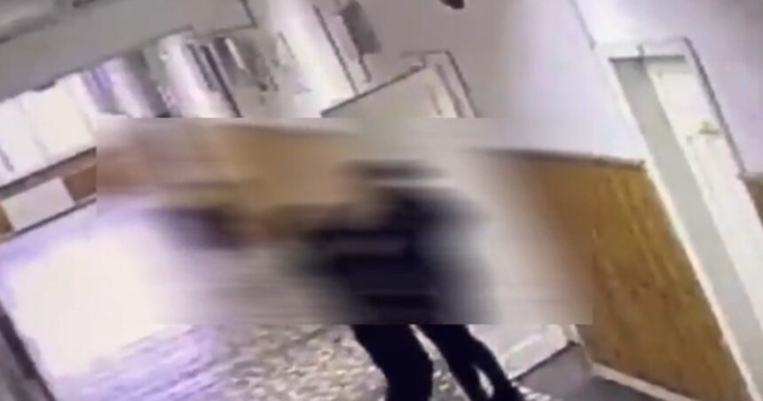 video momentul in care un elev a injunghiat o profesoara cu un cutit pe holul unei scoli din bistrita 6ad5f2e315af7