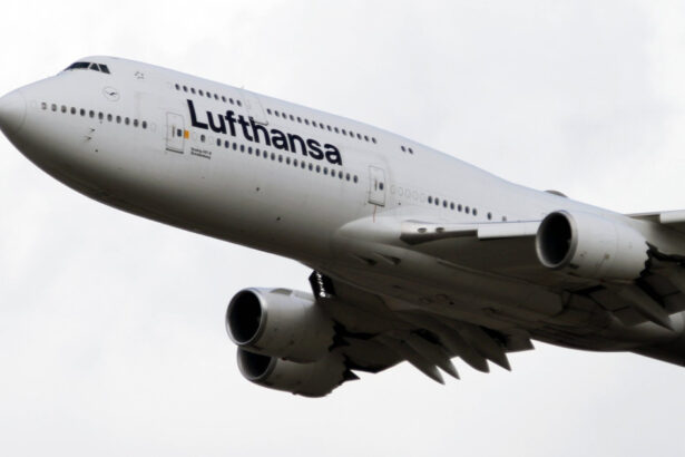 video momentul in care un pilot lufthansa la mansa unui boeing 747 8 a evitat o catastrofa pe aeroportul din los angeles 6acd3df9ca447