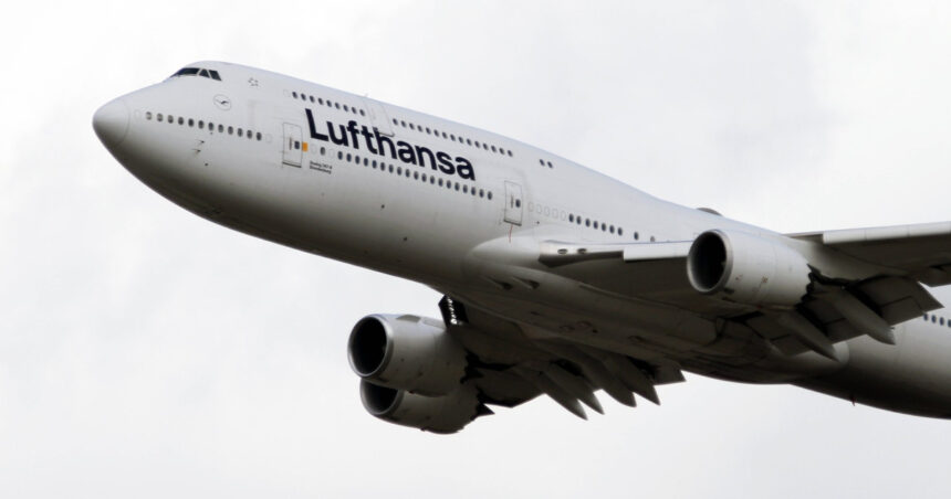 video momentul in care un pilot lufthansa la mansa unui boeing 747 8 a evitat o catastrofa pe aeroportul din los angeles 6acd3df9ca447