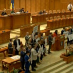 video protest in plenul camerei deputatilor usr cere infiintarea comisiei parlamentare de ancheta mykonos nordis 6ac60f77a096c