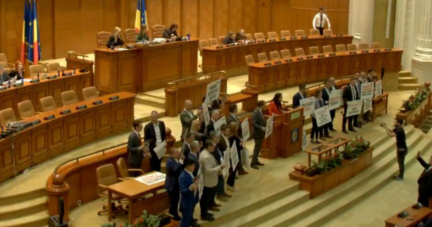 video protest in plenul camerei deputatilor usr cere infiintarea comisiei parlamentare de ancheta mykonos nordis 6ac60f77a096c