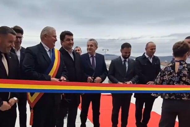 video sase politicieni locali au taiat o panglica ce a facut unul dintre ei ramas fara foarfeca 6ae1de71da29a