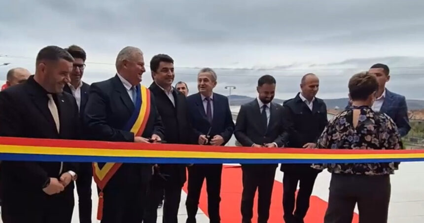video sase politicieni locali au taiat o panglica ce a facut unul dintre ei ramas fara foarfeca 6ae1de71da29a
