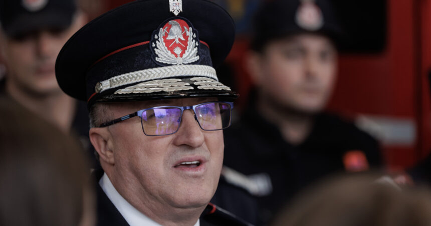 video seful isu bucuresti ilfov explica ce au descoperit pompierii in blocul fisurat din sectorul 6 au fost evacuate 65 de persoane 6adc9bf64f9f4