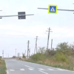 video trecerea de pietoni cu instalatie de iluminare care face legatura intre un sant si o miriste 6acf383abfdaf