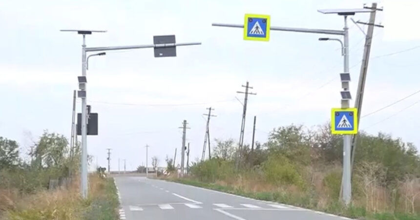 video trecerea de pietoni cu instalatie de iluminare care face legatura intre un sant si o miriste 6acf383abfdaf