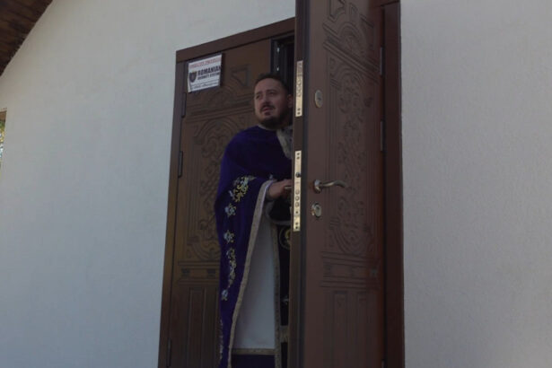 video un preot fals si a transformat casa in biserica si cerea donatii online sute de oameni din toata tara veneau la slujbele lui 6abeac1446a9a