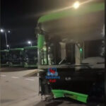video un sofer de autobuz din suceava a urcat baut la volan si a distrus 5 masini un stalp si ghereta paznicului autobazei 6ad06d9aab3a3