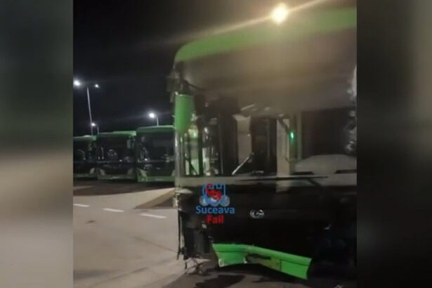 video un sofer de autobuz din suceava a urcat baut la volan si a distrus 5 masini un stalp si ghereta paznicului autobazei 6ad06d9aab3a3