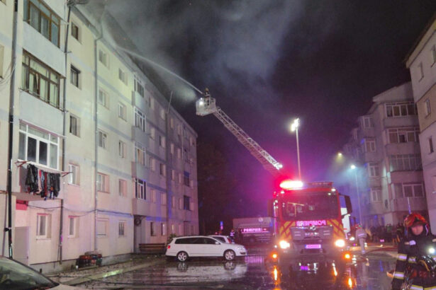 videofoto incendiu puternic la un bloc din suceava locatarii au fost evacuati spatii de cazare pentru cei ce nu se pot intoarce in apartamente 6ac012808ca5c