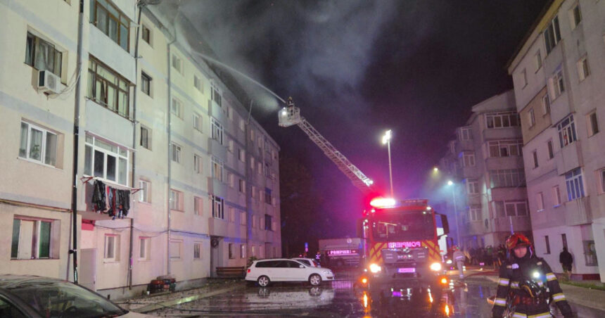videofoto incendiu puternic la un bloc din suceava locatarii au fost evacuati spatii de cazare pentru cei ce nu se pot intoarce in apartamente 6ac012808ca5c