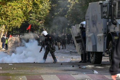 videofoto proteste violente in europa ciocniri cu politia in italia franta si albania mii de oameni in strada in mai multe orase 6add01eb7d8e2