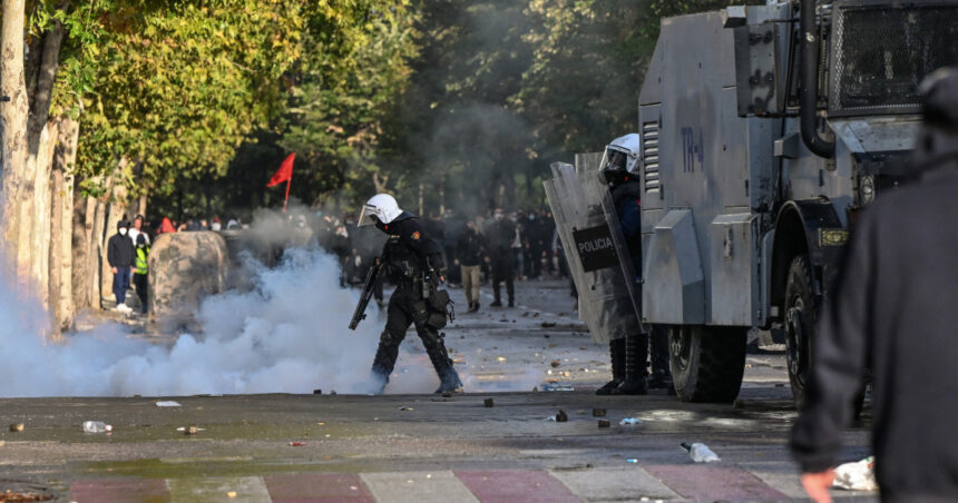 videofoto proteste violente in europa ciocniri cu politia in italia franta si albania mii de oameni in strada in mai multe orase 6add01eb7d8e2