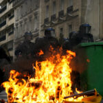 videofoto violente pe strazile parisului in timpul protestelor elevilor cocktailuri molotov incendii si interventii cu gaze lacrimogene 6ace53dff37a9