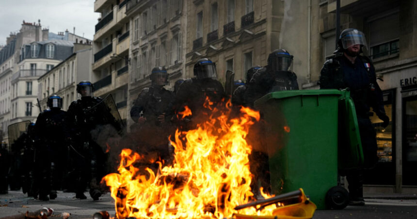 videofoto violente pe strazile parisului in timpul protestelor elevilor cocktailuri molotov incendii si interventii cu gaze lacrimogene 6ace53dff37a9