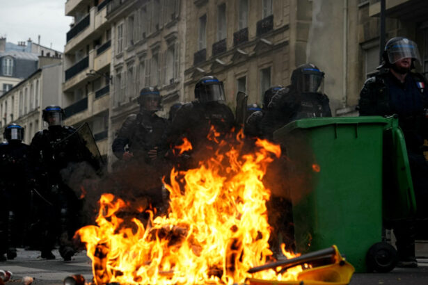 videofoto violente pe strazile parisului in timpul protestelor elevilor cocktailuri molotov incendii si interventii cu gaze lacrimogene 6ace53e0136d6